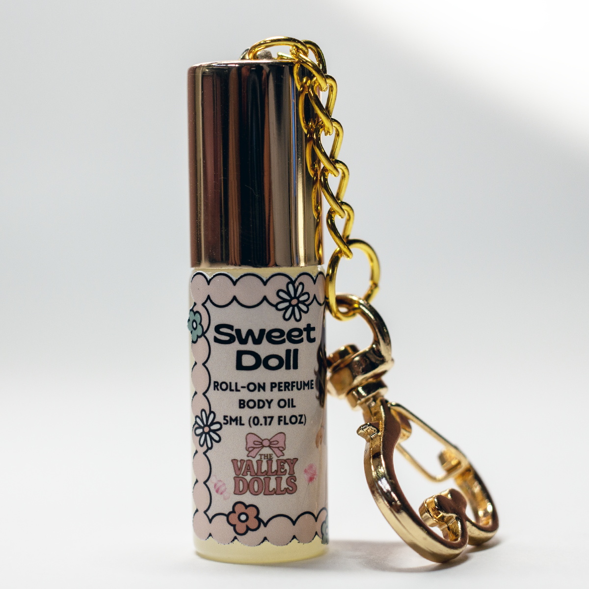 Sweet Doll marshmallow gourmand perfume oil roll-on, 5 ml glass bottle with gold heart keychain clasp – cozy sweet fragrance from The Valley Dolls